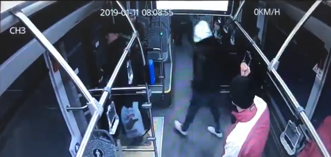CONSTANȚA: Hoț de buzunare, surprins de camerele de supraveghere din noile autobuze RATC