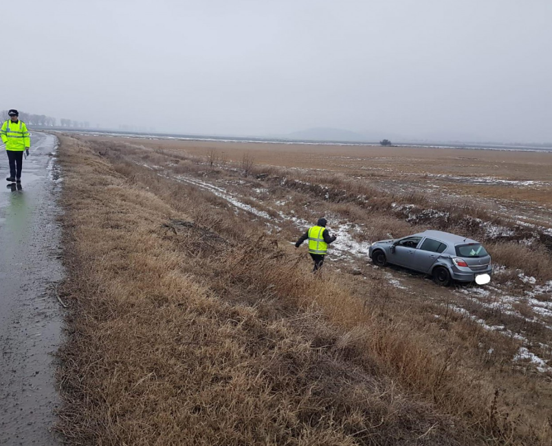 TULCEA/FOTO: Mașină răsturnată în trafic. Două persoane au fost rănite