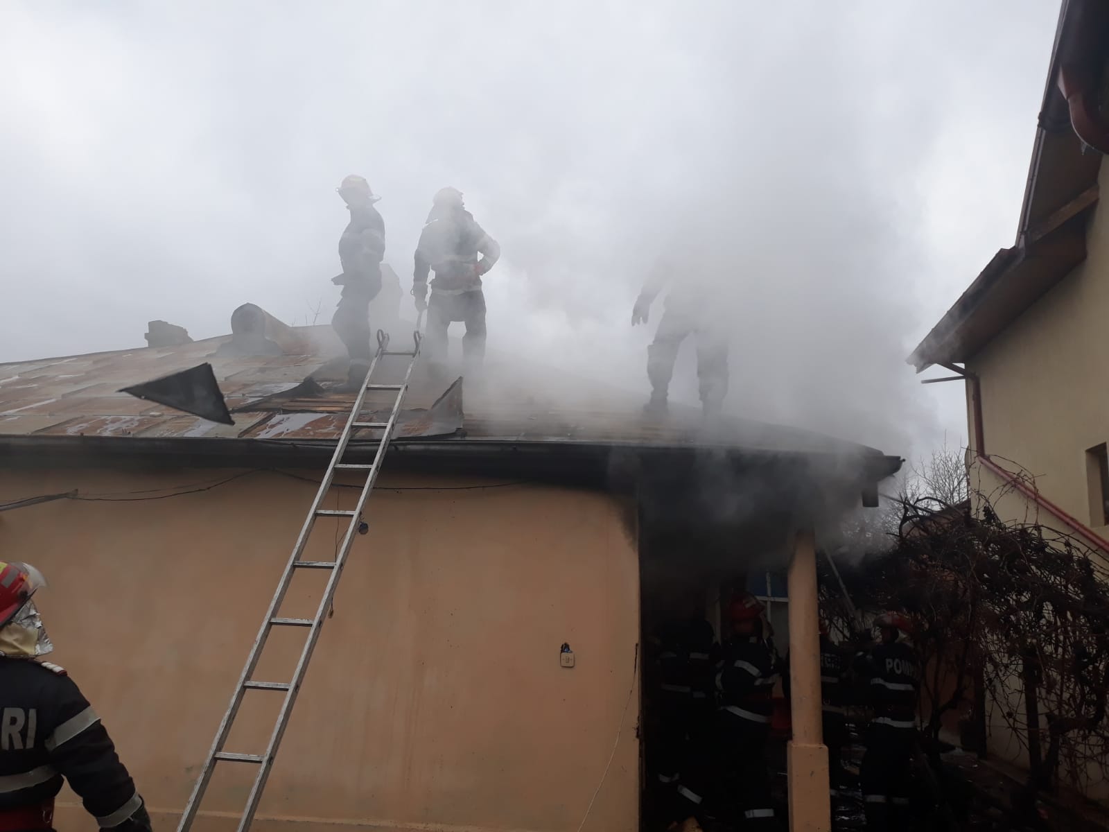 TULCEA: Incendiu la Măcin