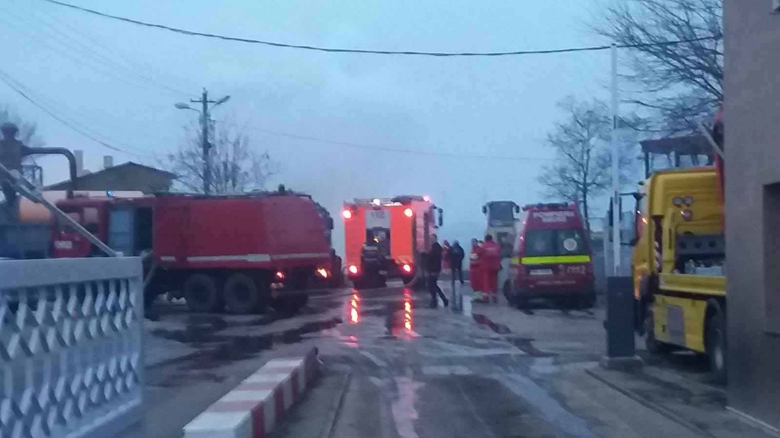 CONSTANȚA: Incendiu în incinta unei fabrici de mobilă