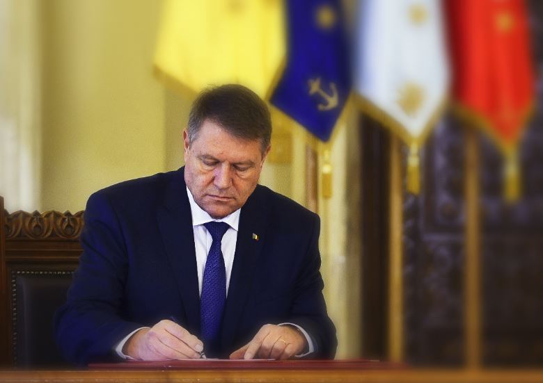 Klaus Iohannis a semnat decretele privind desemnarea miniştrilor interimari la Dezvoltare şi Transporturi