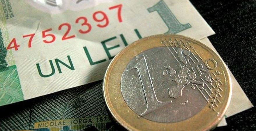Leul continuă să se deprecieze în raport cu euro