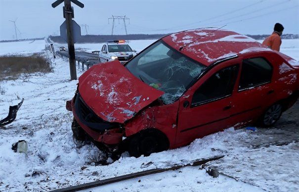 CONSTANȚA: Un subofiţer de la ISU Tulcea, aflat în trafic, a sărit în ajutorul victimelor unui accident grav