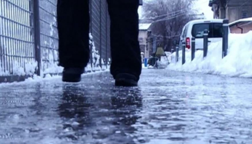 România a intrat sub o nouă informare meteo de ninsori, precipitații mixte și polei