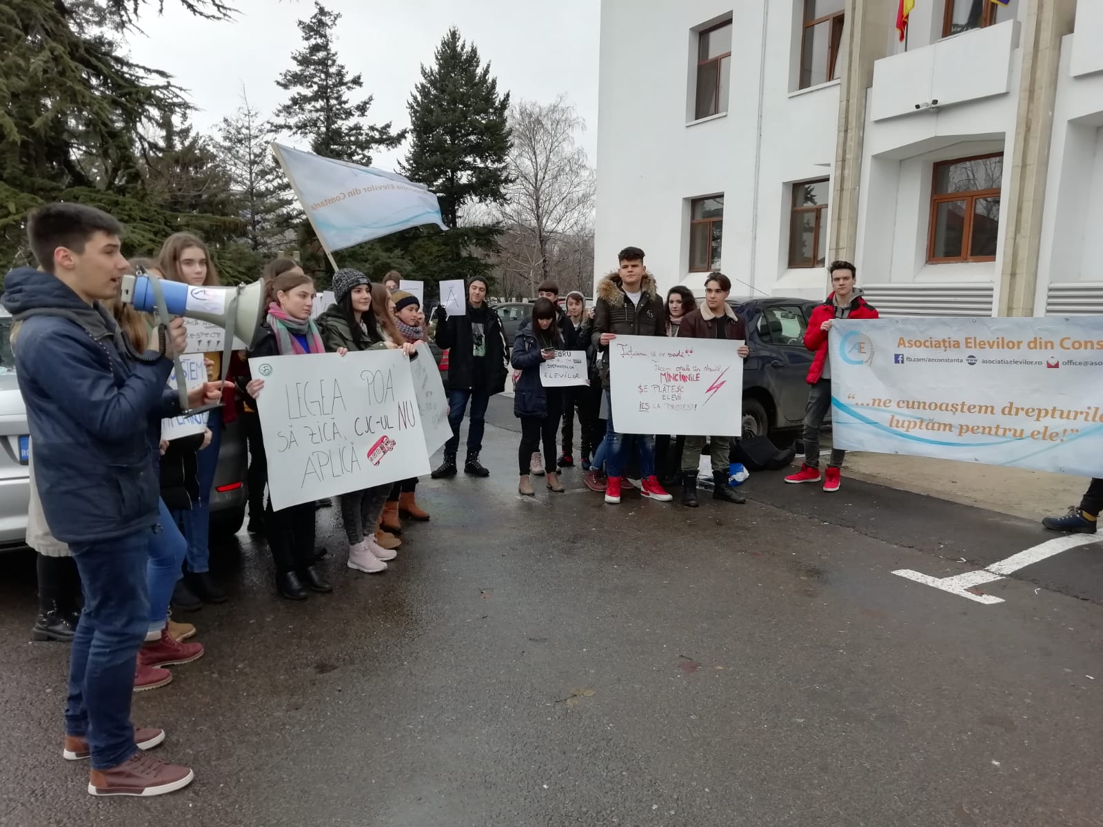 Elevii reiau protestele în fața Consiliului Județean Constanța