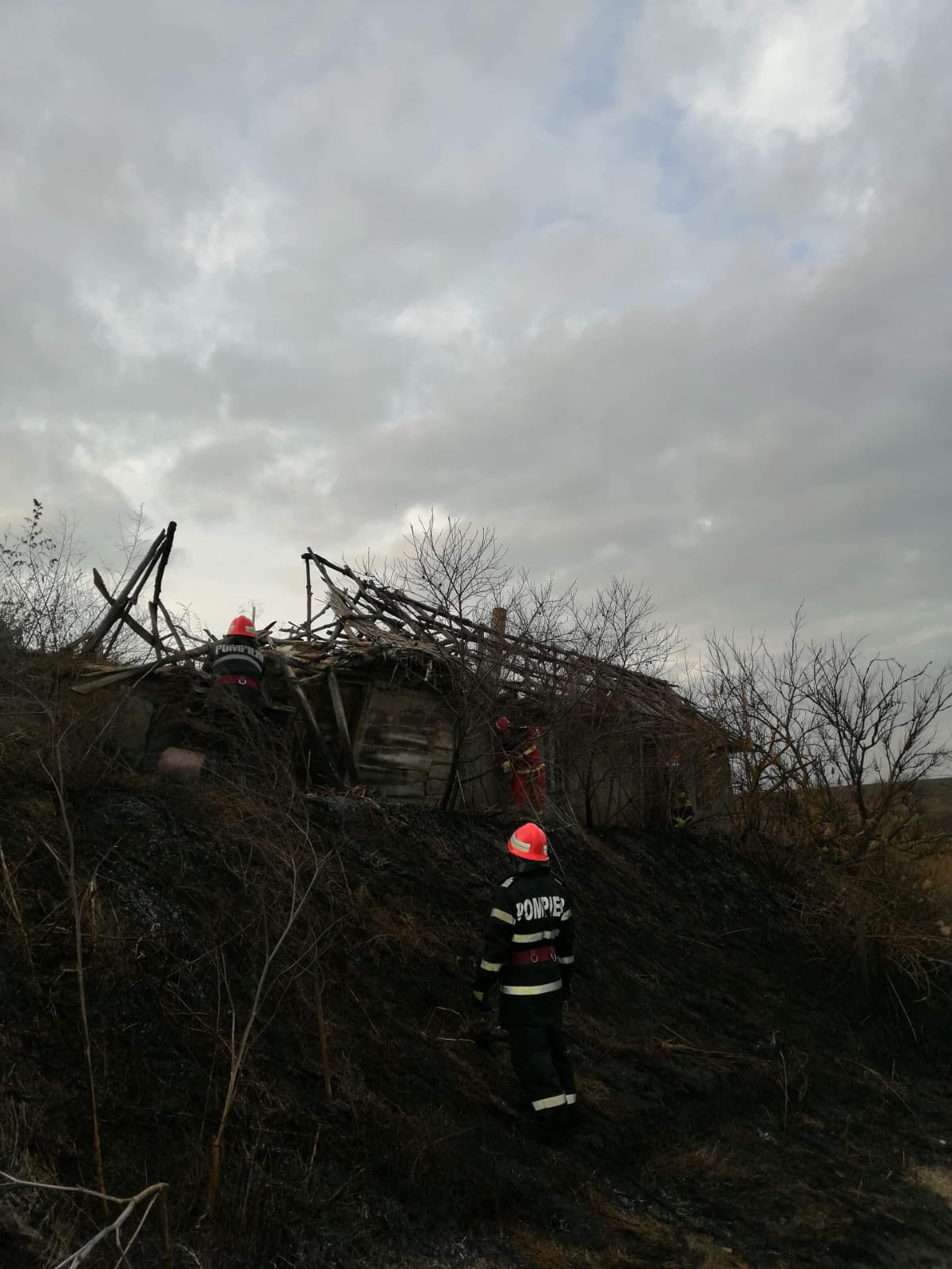 Județul TULCEA: A luat foc o casă părăsită