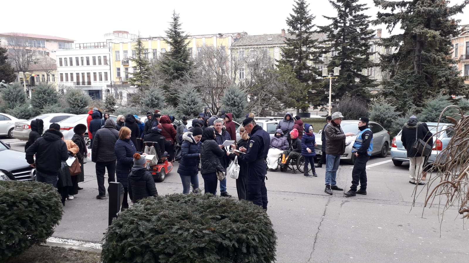 FOTO: Zeci de persoane cu dizabilități și însoțitorii acestora protestează la CONSTANȚA