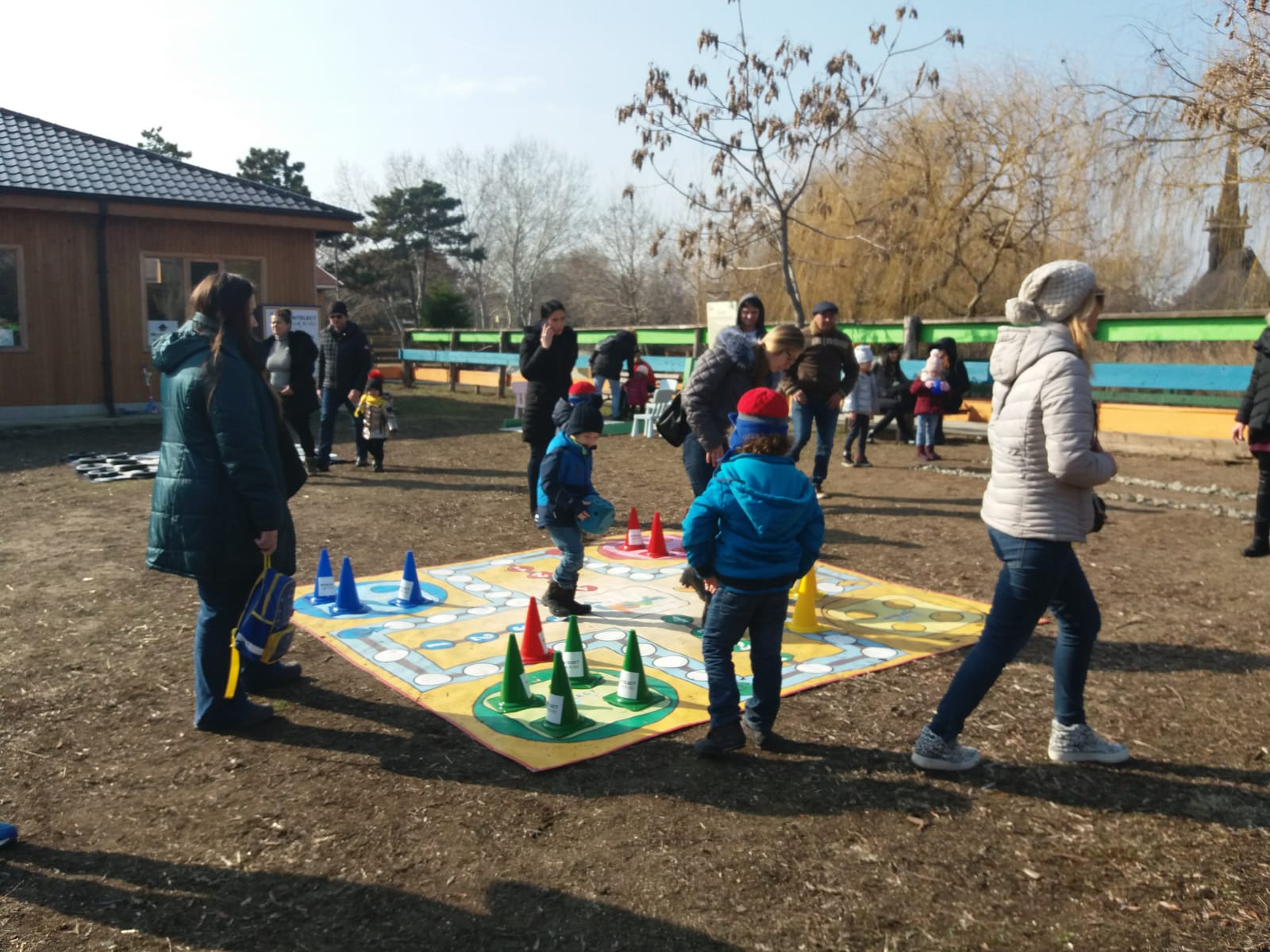 FOTO – CONSTANȚA: Jocurile copilăriei în marime uriașă au scos copiii din casă