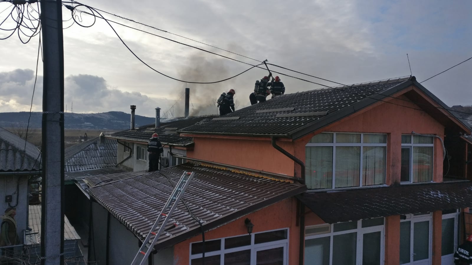 TULCEA/FOTO: Arde acoperișul unei case