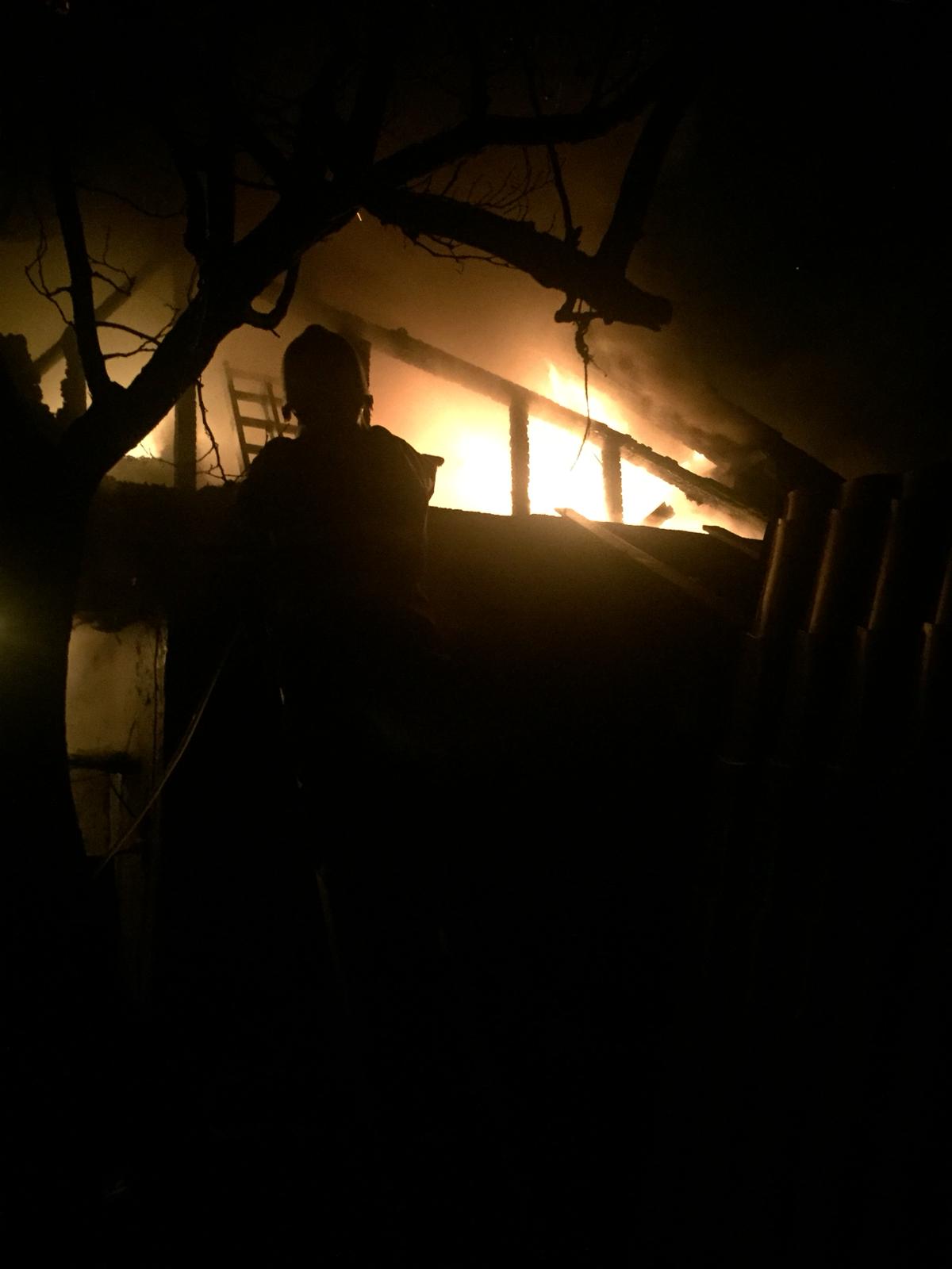 TULCEA/FOTO: Două case alăturate distruse de un incendiu