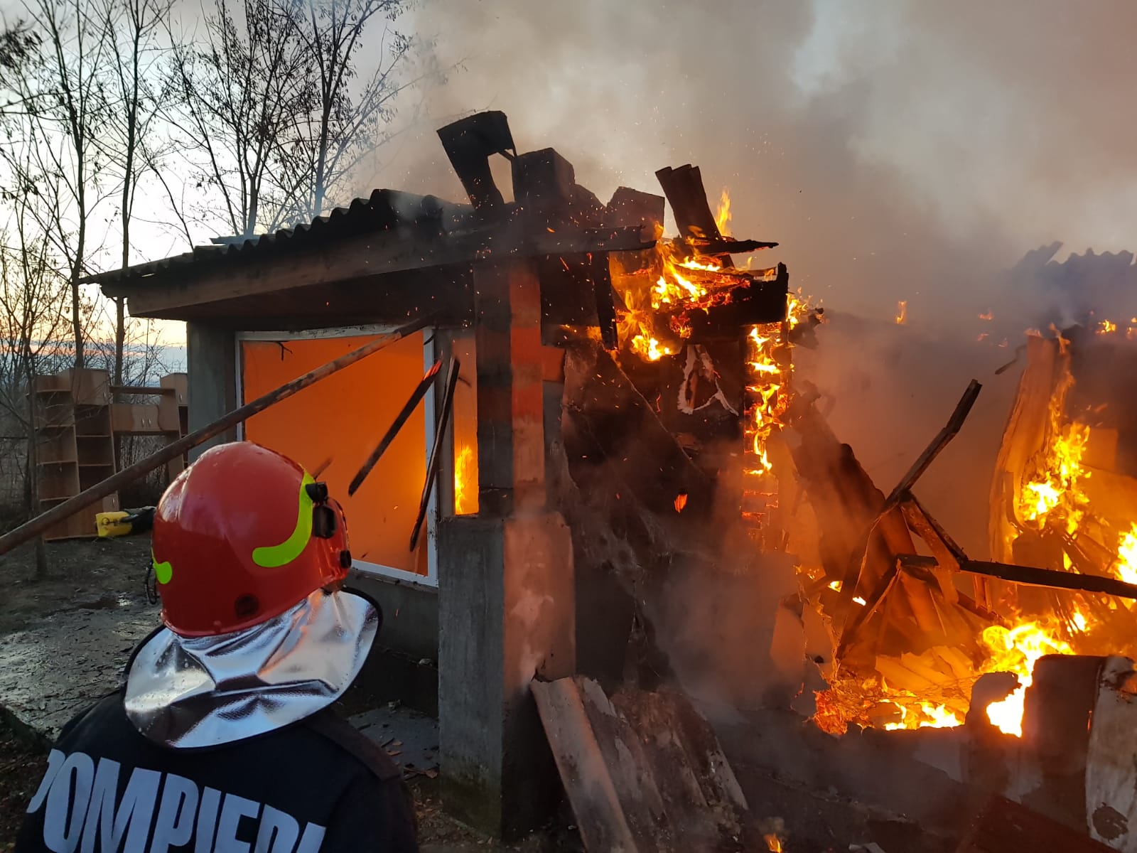 Județul CONSTANȚA/FOTO: Incendiu la un ansamblu de locuinţe. Case distruse de foc