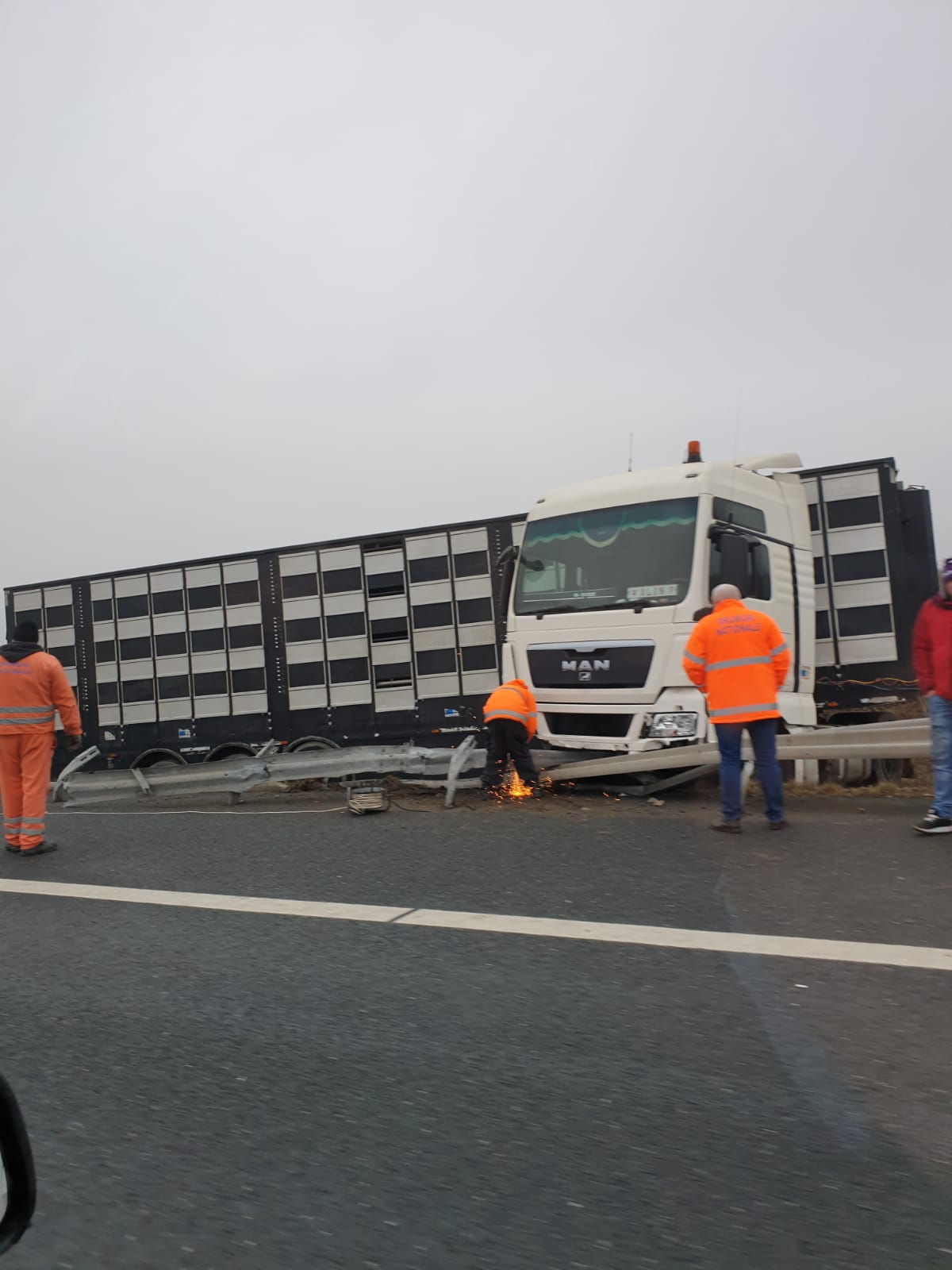 Un TIR s-a RĂSTURNAT pe Autostrada A2