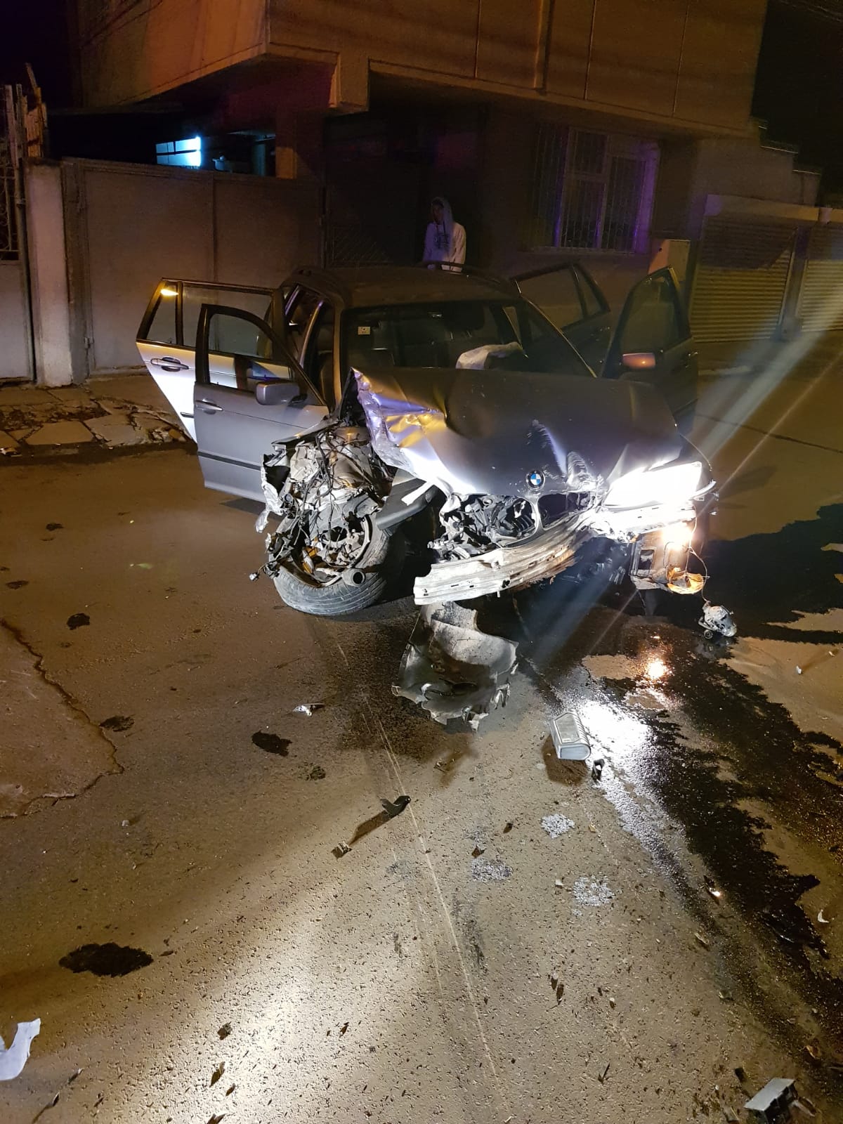 CONSTANȚA: Un șofer fără permis, urmărit de polițiști, a intrat cu maşina într-un gard de beton