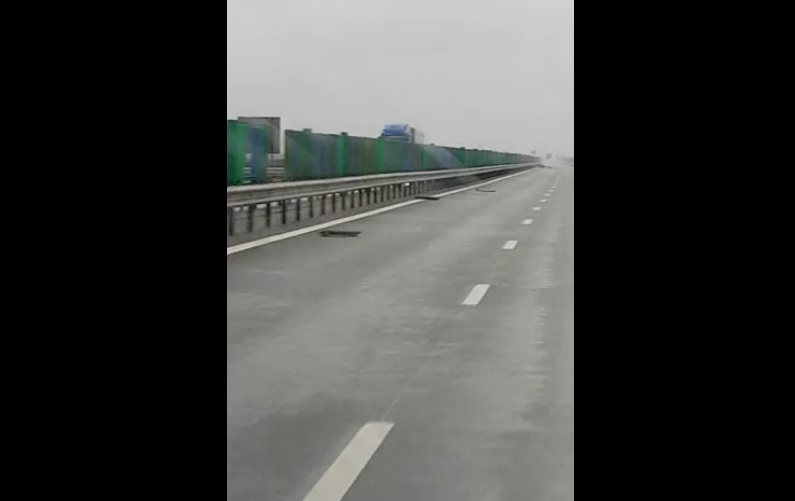 ATENȚIE, șoferi! Panouri antiorbire smulse de vânt, pe Autostrada A2 pe sensul București- Constanța