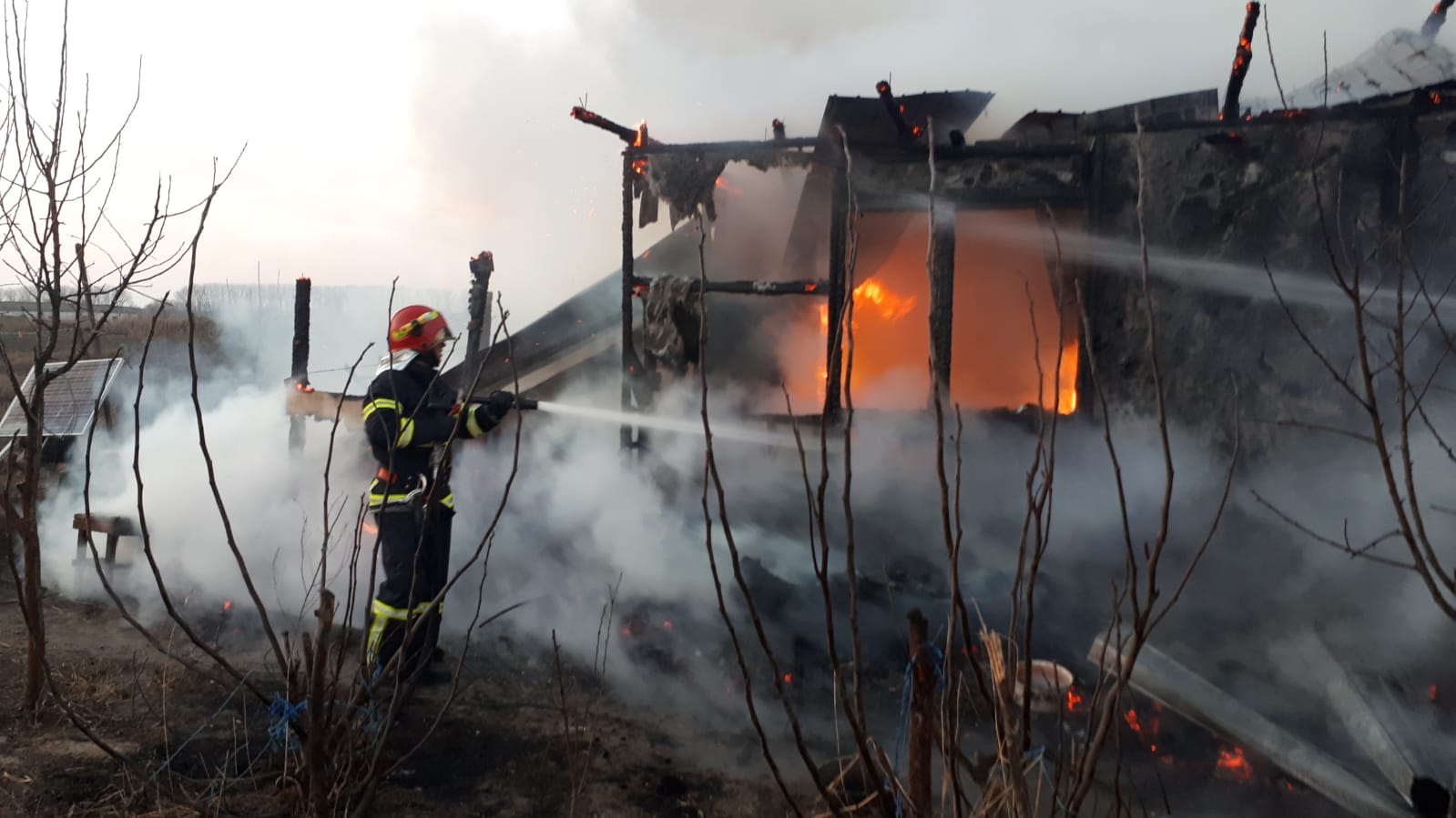 FOTO – TULCEA: Casă distrusă de flăcări