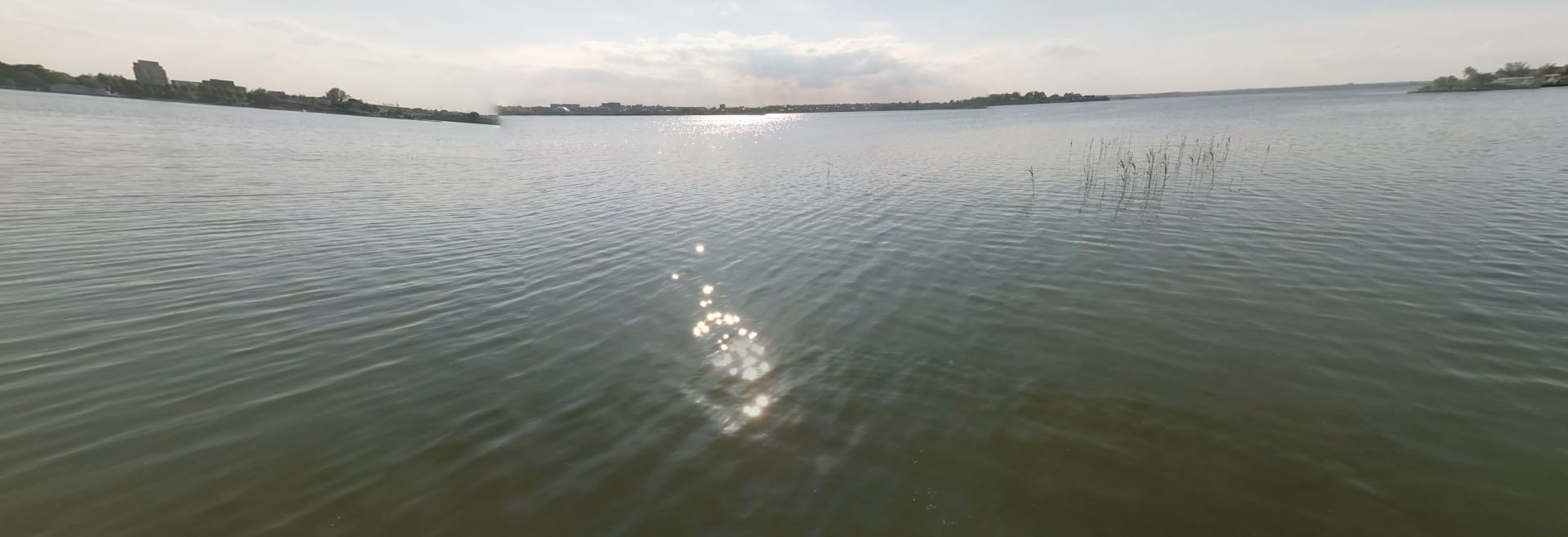 Barcă răsturnată pe lacul Siutghiol
