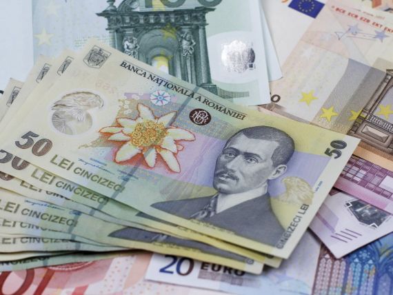 Analiştii financiari estimează o depreciere a monedei naţionale, în următoarele 12 luni