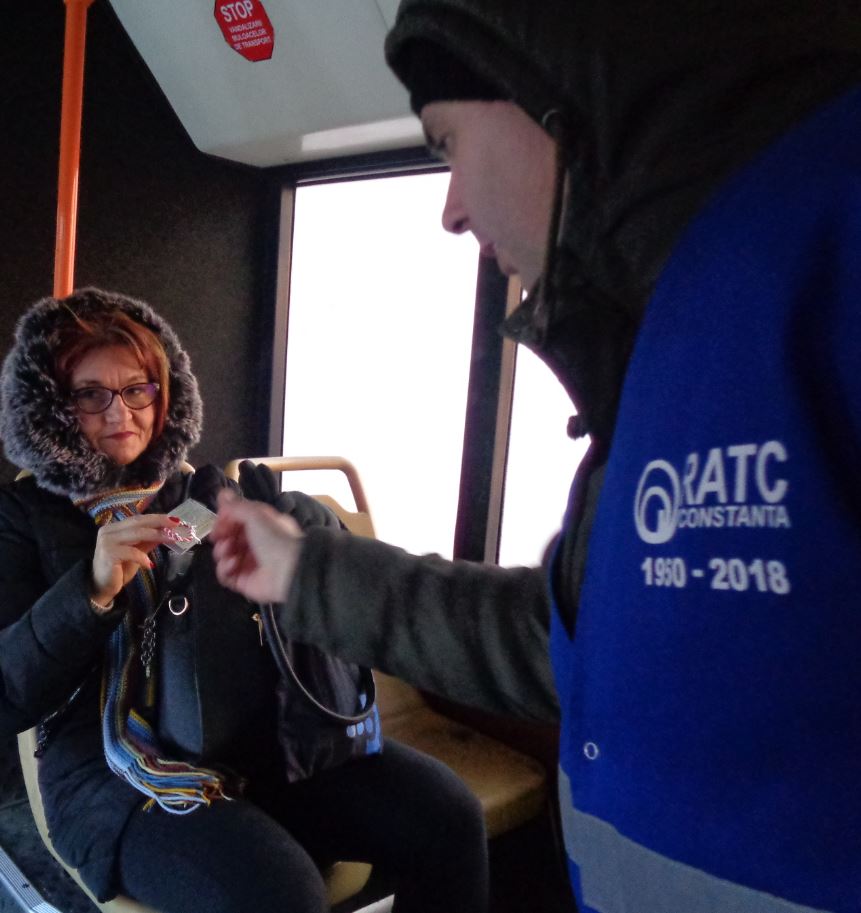 Doamnele și domnișoarele surprinse în autobuzele RATC, „amendate” cu mărțișoare