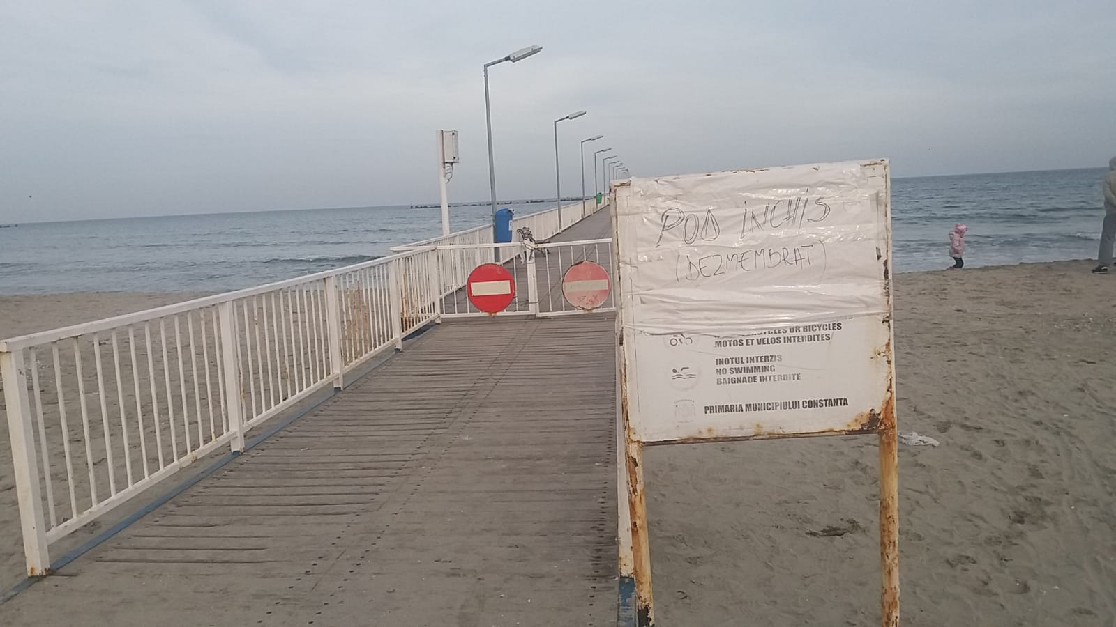 Pasarela din Mamaia rămâne închisă. Stâlpii sunt corodați și vor fi expertizați
