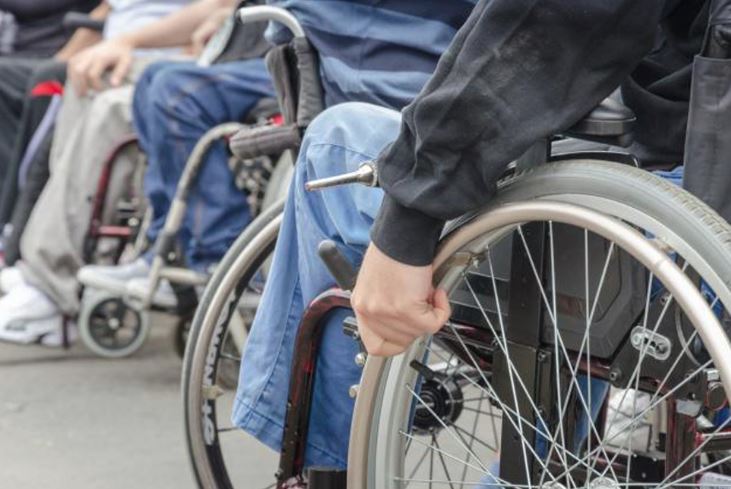 Pensionarii cu dizabilități protestează, astăzi, în Piaţa Victoriei din Capitală