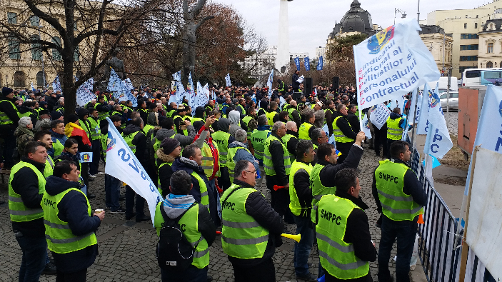 Poliţiştii, lucrătorii în penitenciare şi militarii în rezervă protestează în faţa Ministerului de Interne