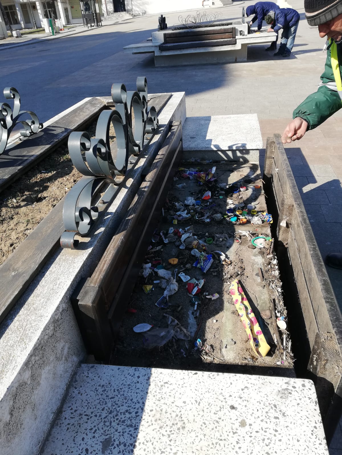 Acțiuni de salubrizare în CONSTANȚA: Amenzi usturătoare pentru cei surprinși că aruncă deșeuri pe spațiul public