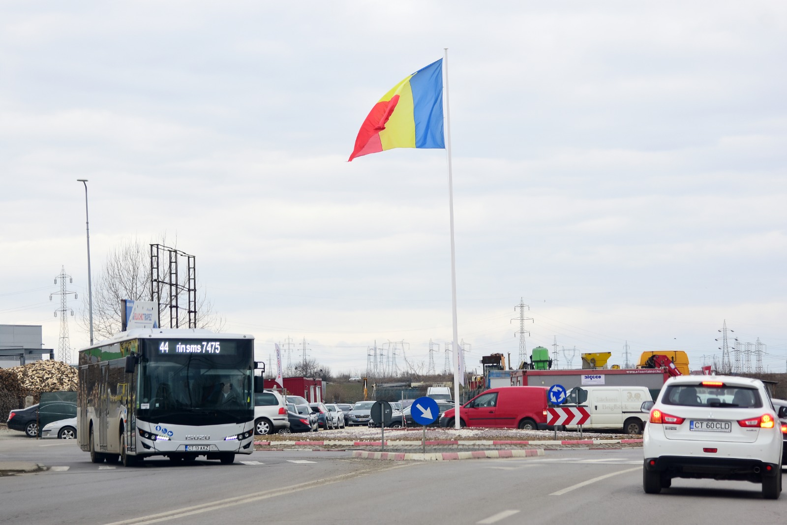 FOTO/ CONSTANȚA. Două intersecții din municipiu au fost „decorate” cu…steaguri