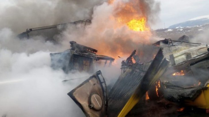 Doi şoferi de TIR au murit după ce camioanele lor s-au ciocnit şi au luat foc