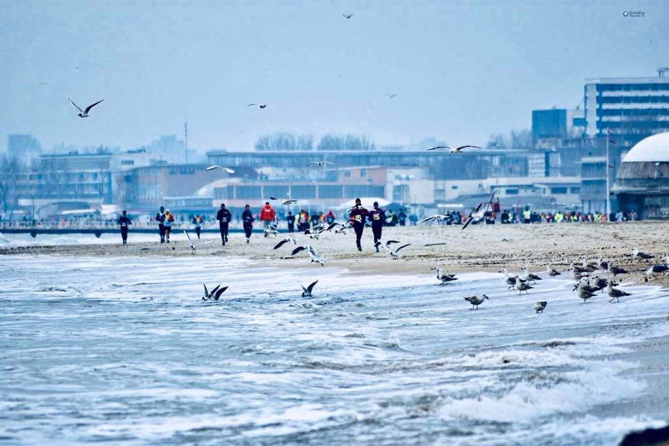 MAMAIA: Părinţi şi copii aleargă pentru copiii bolnavi de cancer, la Maratonul Nisipului 2019
