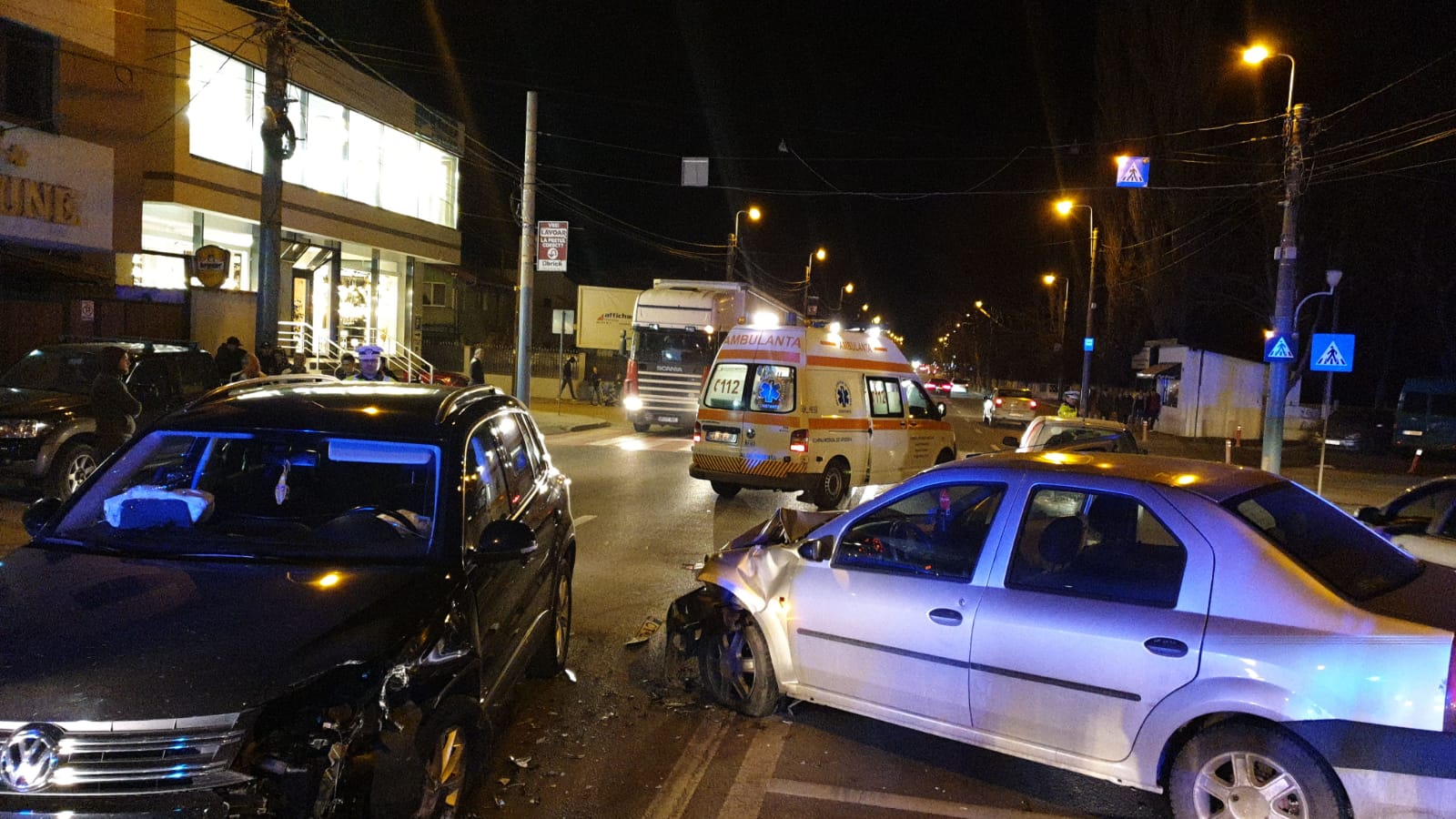 CONSTANȚA/FOTO: Patru răniţi, într-un accident în lanţ