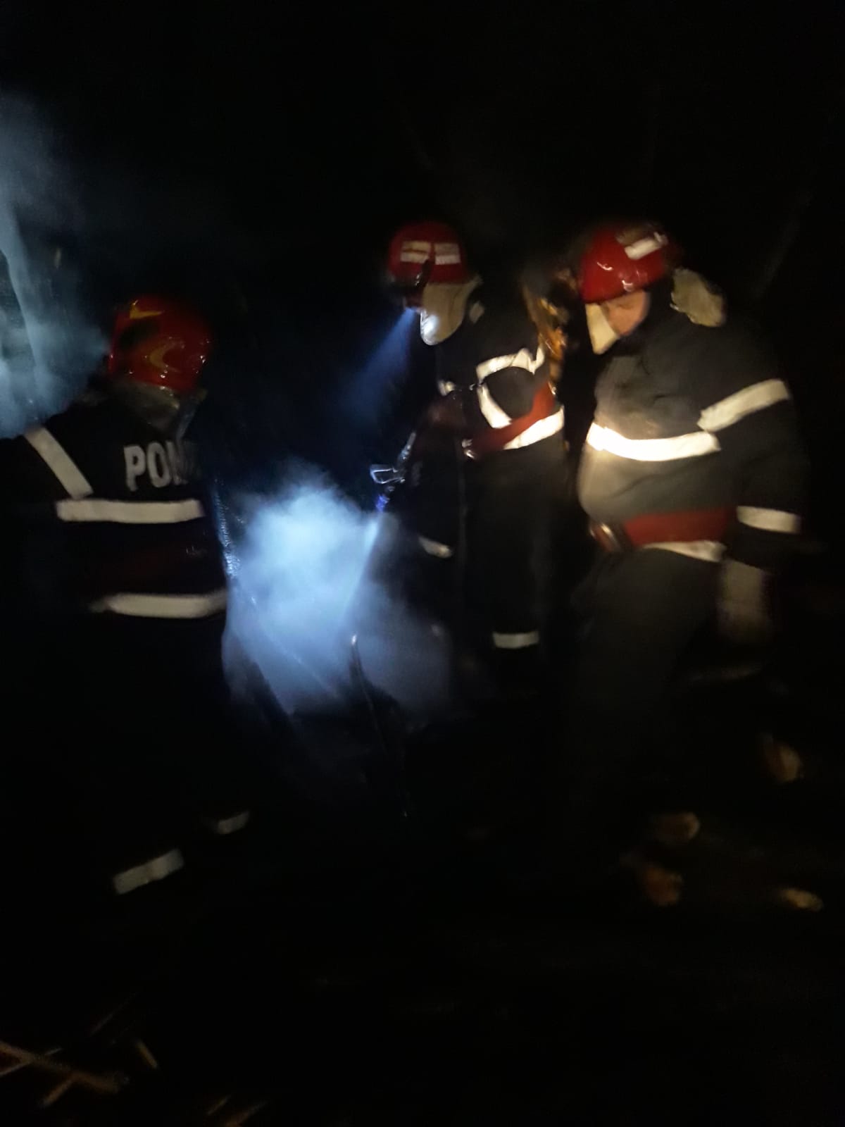 TULCEA/FOTO: O țigară a provocat un incendiu care amenința mai multe locuințe