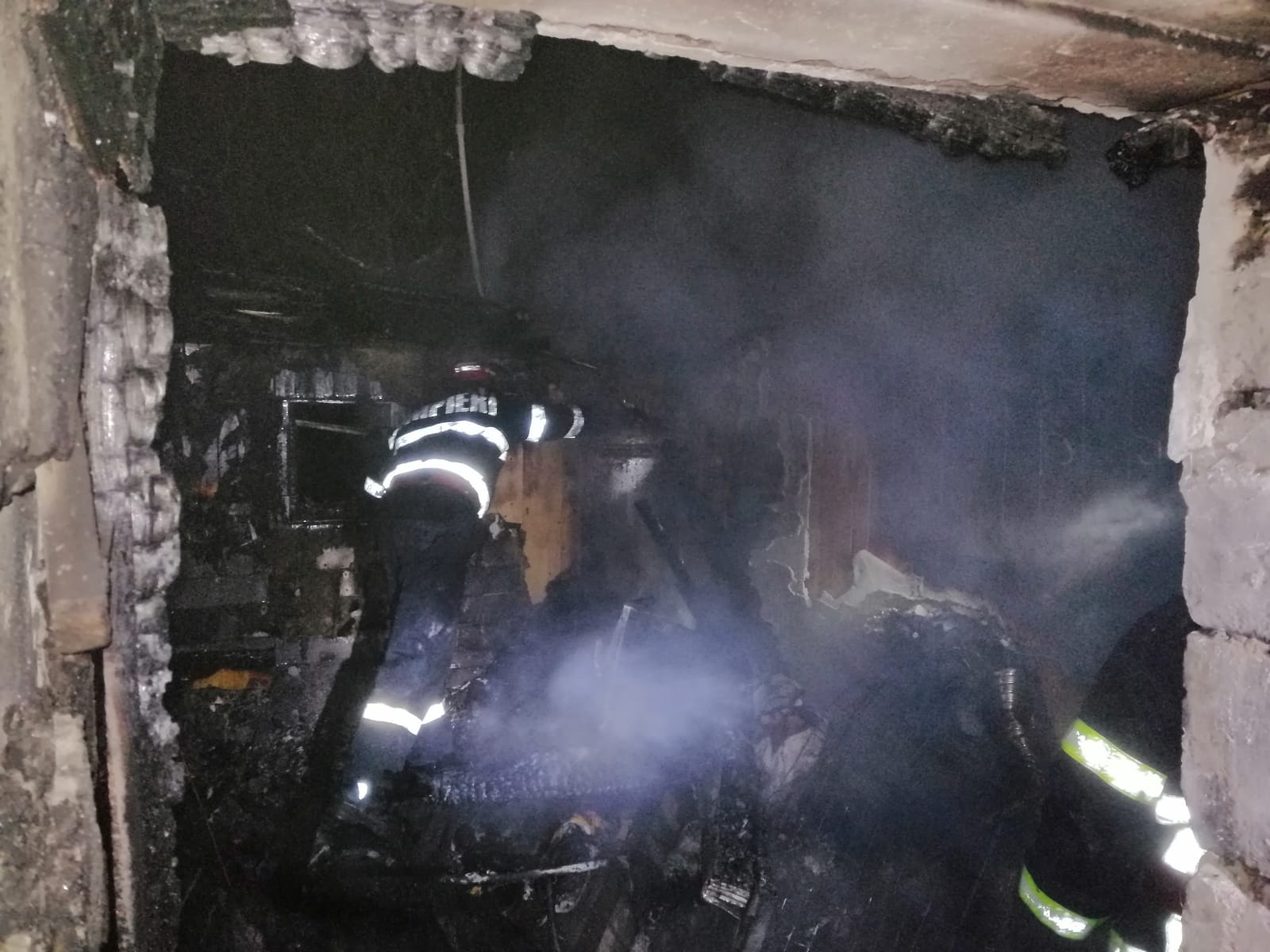 TULCEA/FOTO: Casă distrusă de un incendiu