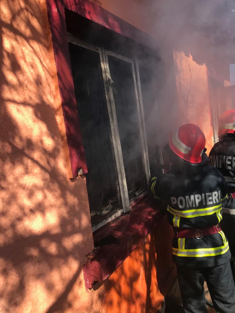 TULCEA/FOTO: Joaca cu chibrituri era să provoace o tragedie