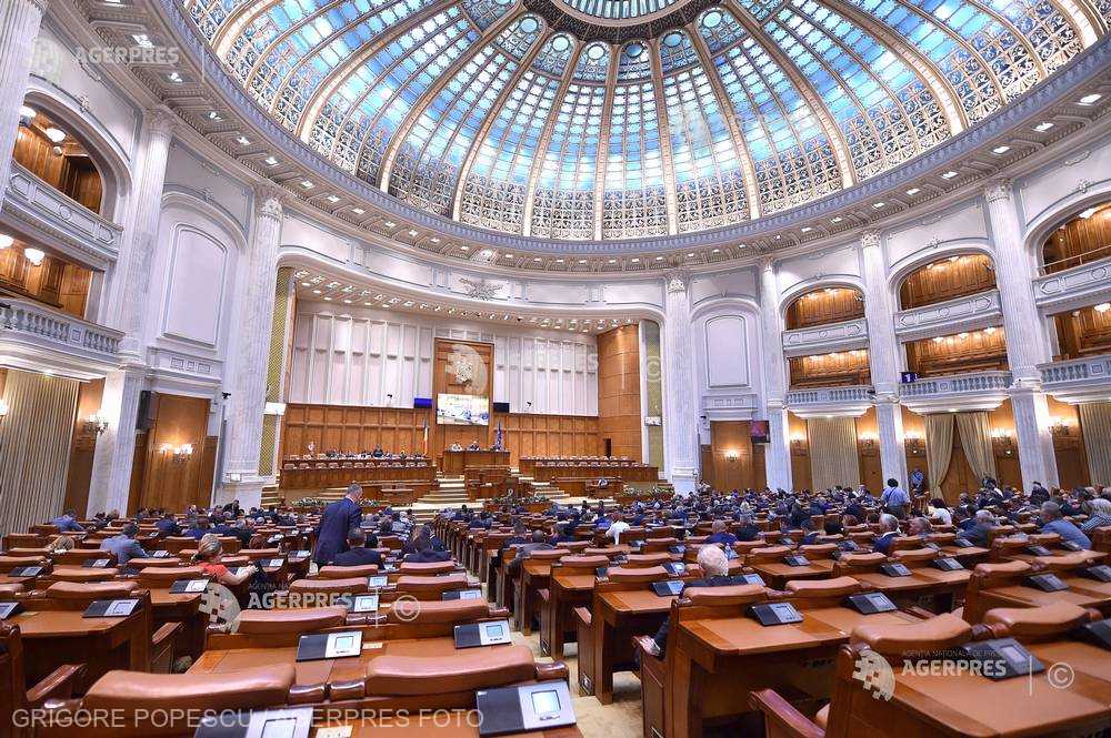 Camera Deputaților – final de sesiune: Un nou președinte; reducerea numărului de posturi; 23 de deputați și-au părăsit partidele