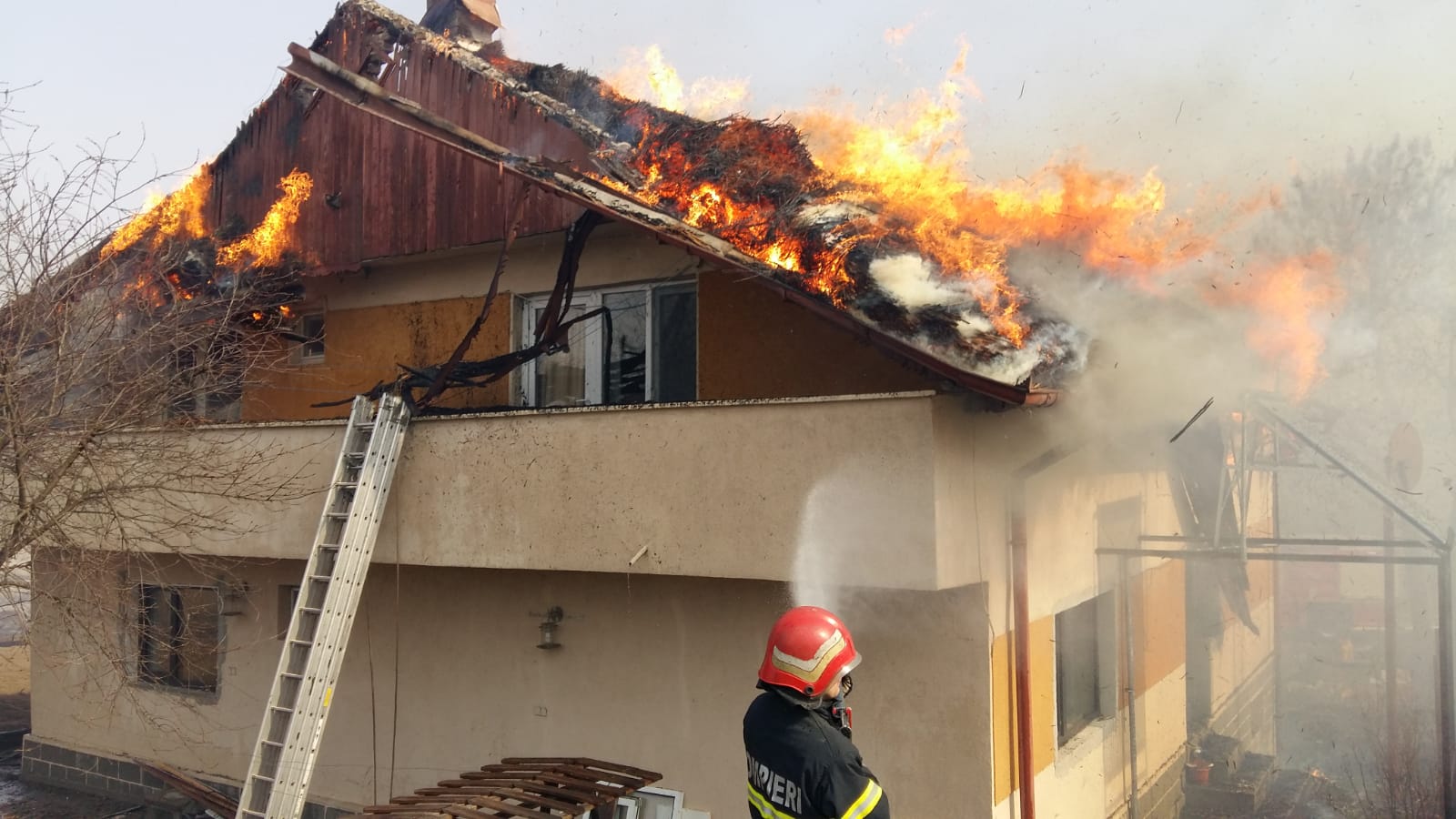 TULCEA: Casă în flăcări, din cauza unui incendiu de vegetație, în localitatea Mineri. Alte locuințe sunt în pericol