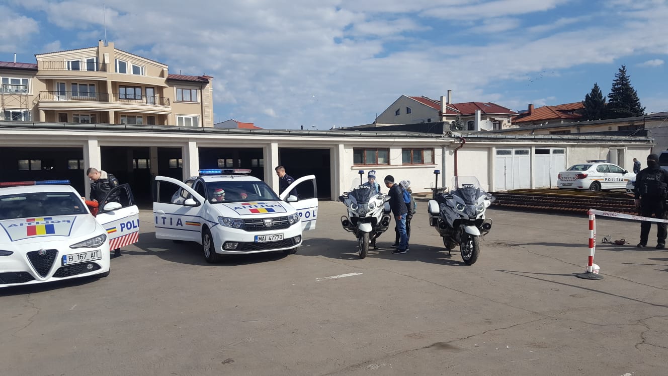 Ziua Porților Deschise | Peste 300 de elevi au aflat ce înseamnă profesia de polițist FOTO