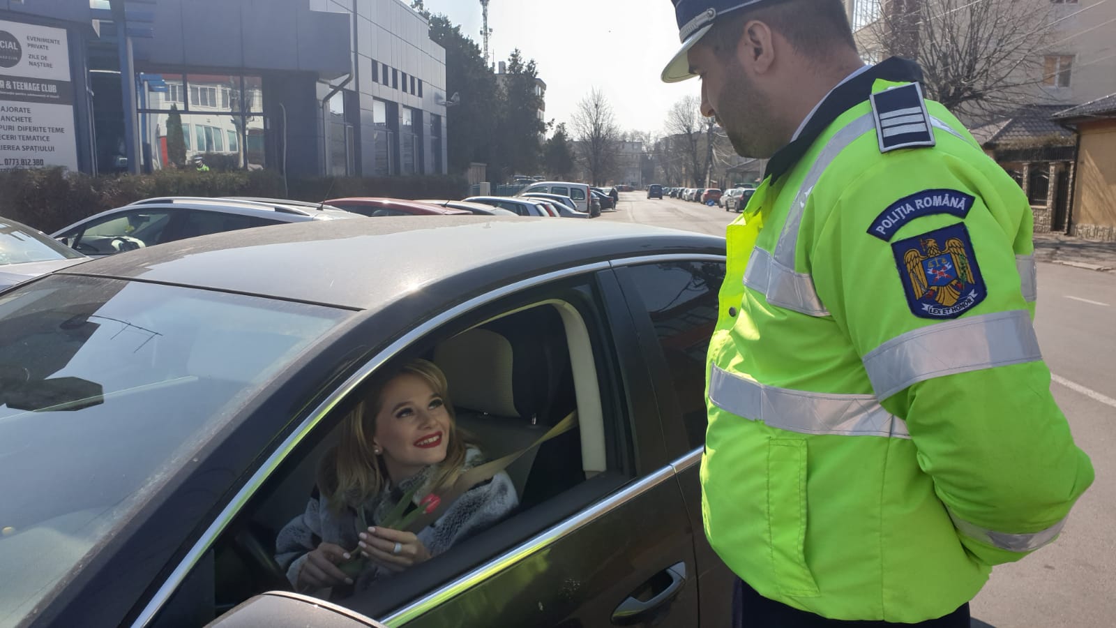 FOTO Polițiștii constănțeni și luptătorii de la Acțiuni Speciale au oferit mărțișoare doamnelor