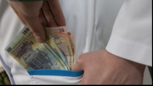 Patru medici ortopezi, arestaţi preventiv; al cincilea doctor, sub control judiciar