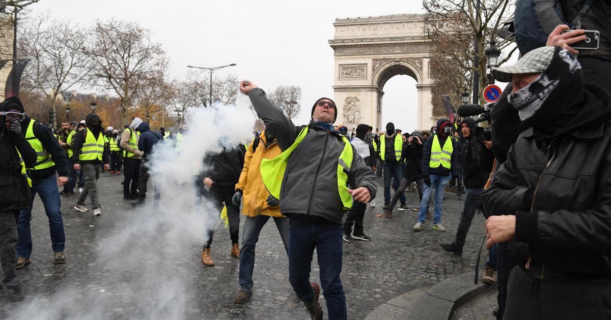 Magazine incendiate pe Champs-Elysées, ciocniri între manifestanţi şi forţe de ordine