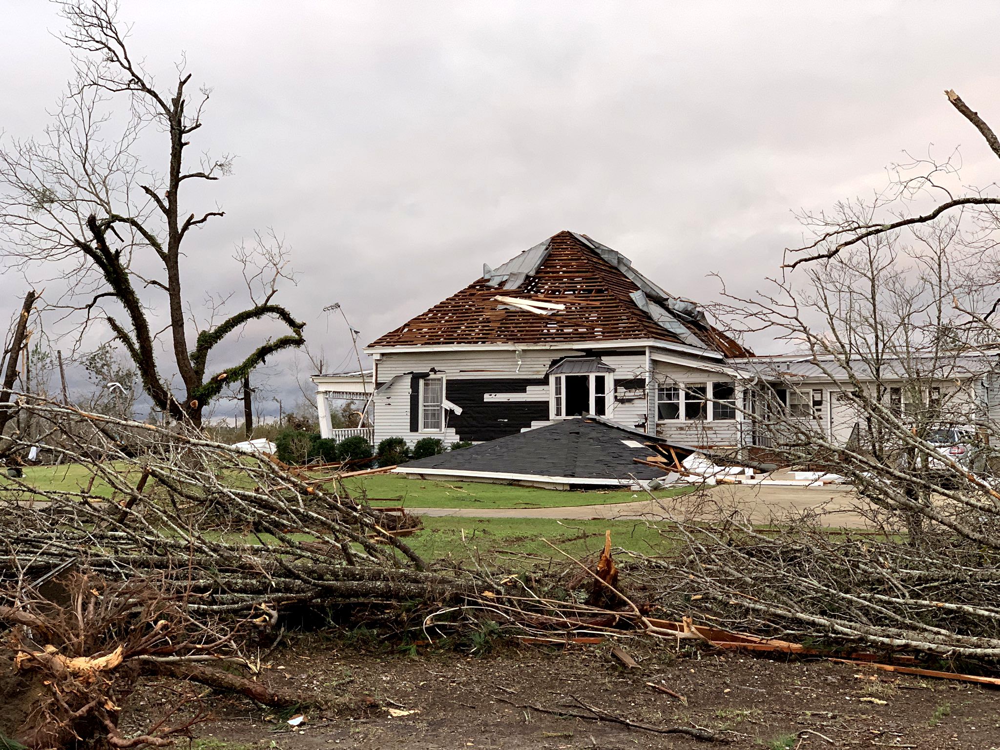 SUA – Cel puţin 22 de morţi în urma unor tornade care au lovit statul Alabama