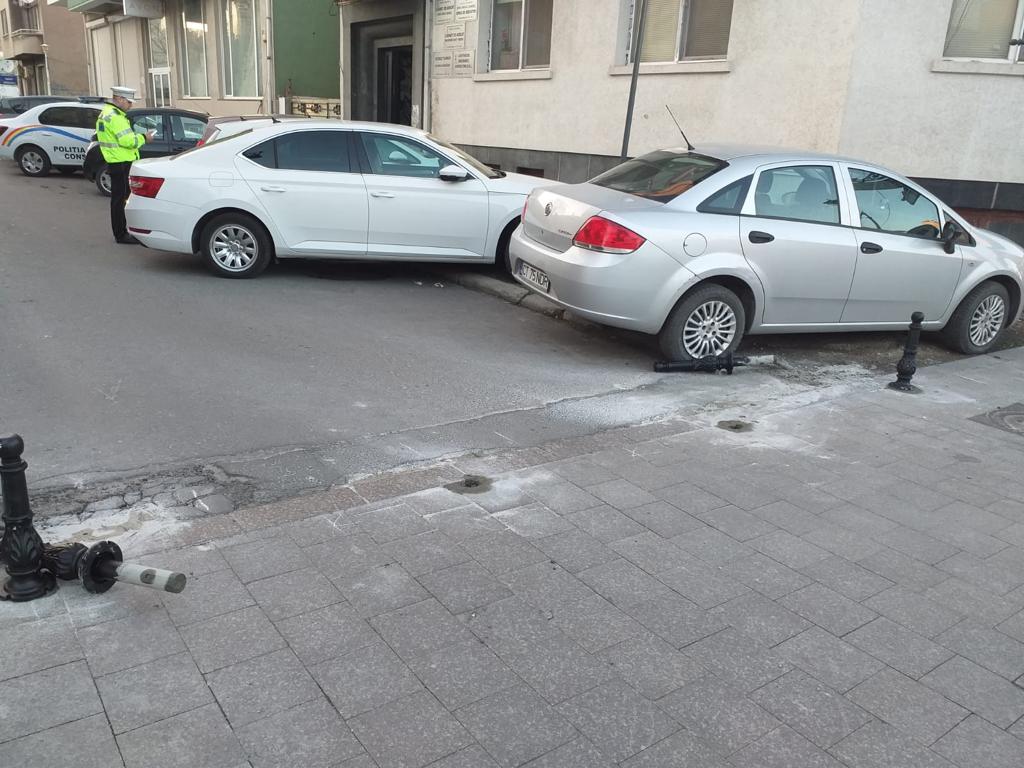 CONSTANȚA: Stâlpișorii montați pentru a restricționa accesul în zona peninsulară, smulși din pavaj. Poliția caută vinovații