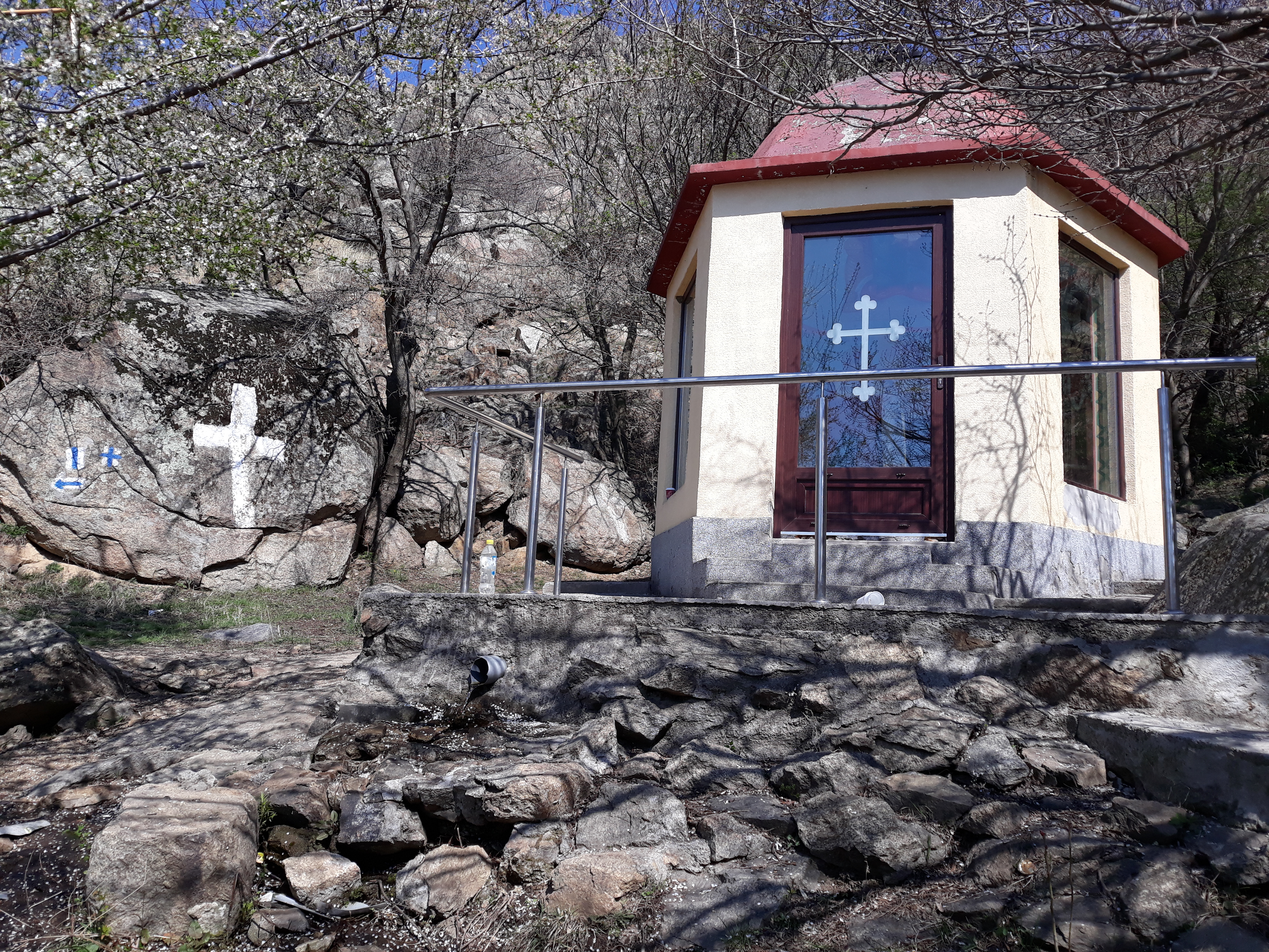Cruce Luminată la Fântâna de leac din Munții Măcin