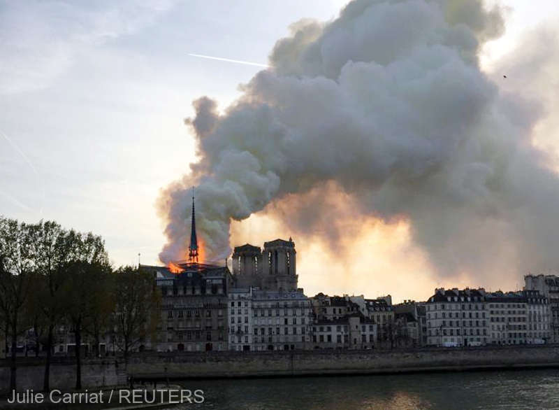 Incendiu la Notre-Dame: Familiile Arnault şi Pinault donează 300 de milioane de euro pentru reconstrucţia catedralei