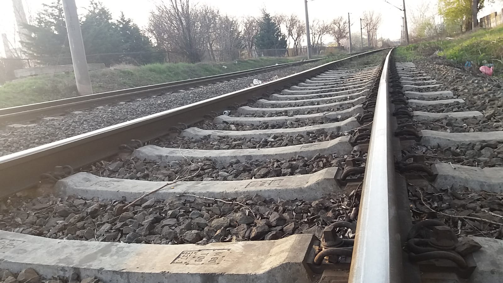 Călătorii unui tren privat care circula spre litoral, daţi jos între liniile de cale ferată