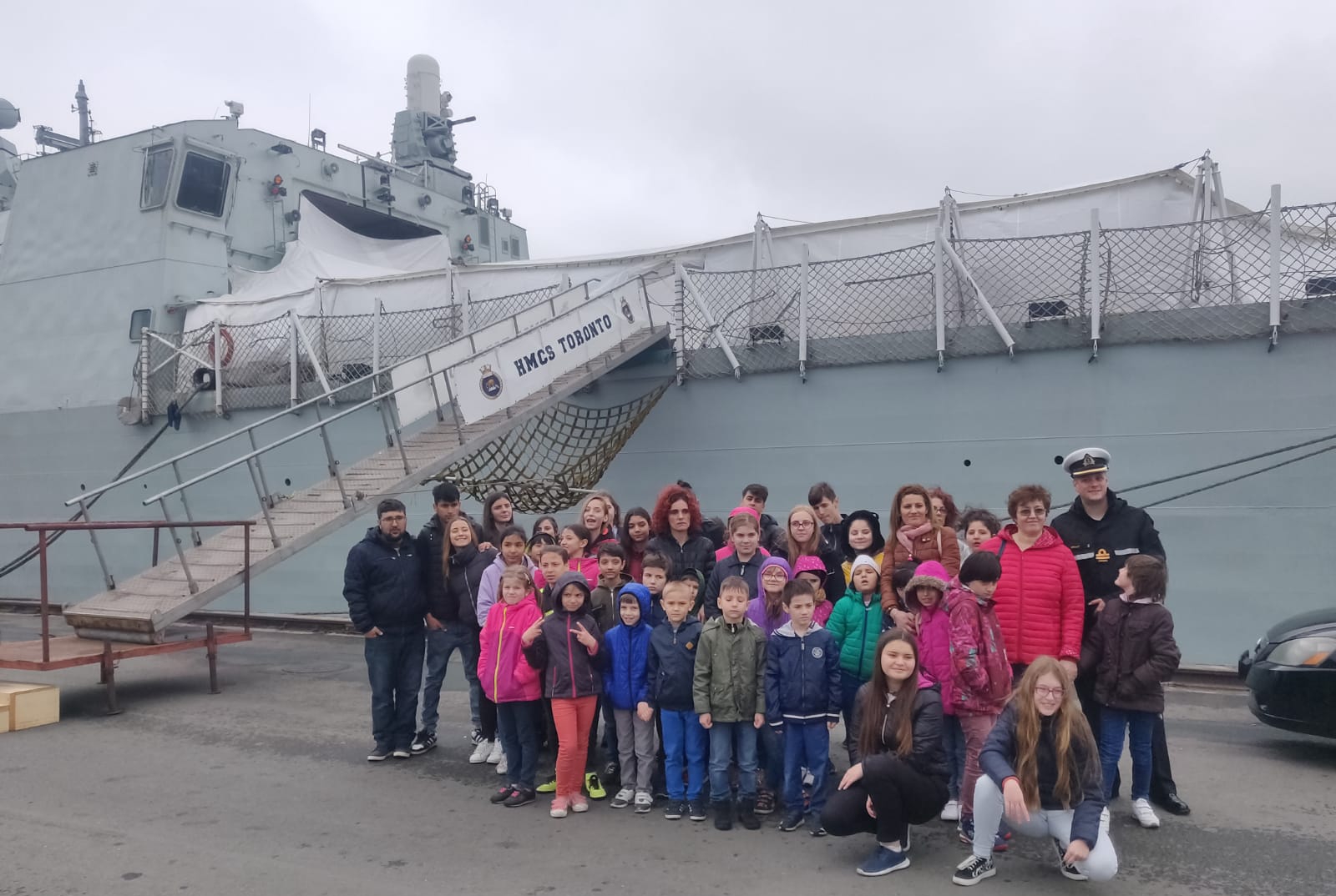 CONSTANȚA/FOTO: Copiii Centrului de plasament „Micul Rotterdam” la bordul navei canadiene HMCS Toronto