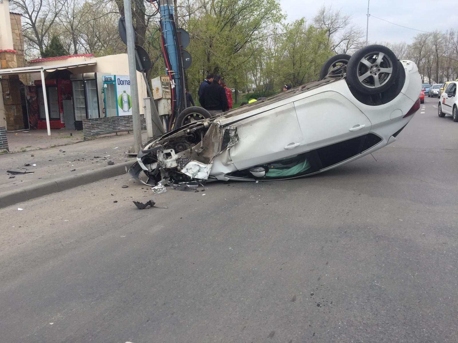 CONSTANȚA/FOTO: Accident rutier la intrarea în Mamaia. Mașină răsturnată în trafic