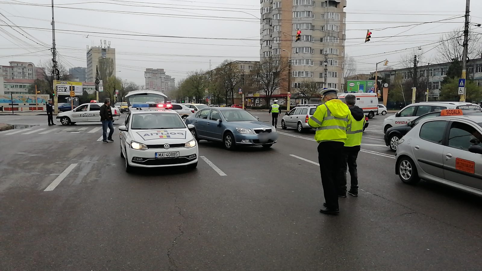 Bărbat accidentat pe trecerea de pietoni. A traversat pe culoarea roșie a semaforului