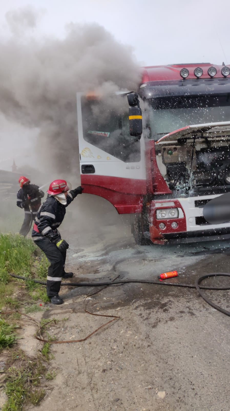 Intervenție a pompierilor la Agigea. Un camion încărcat cu cereale a luat foc