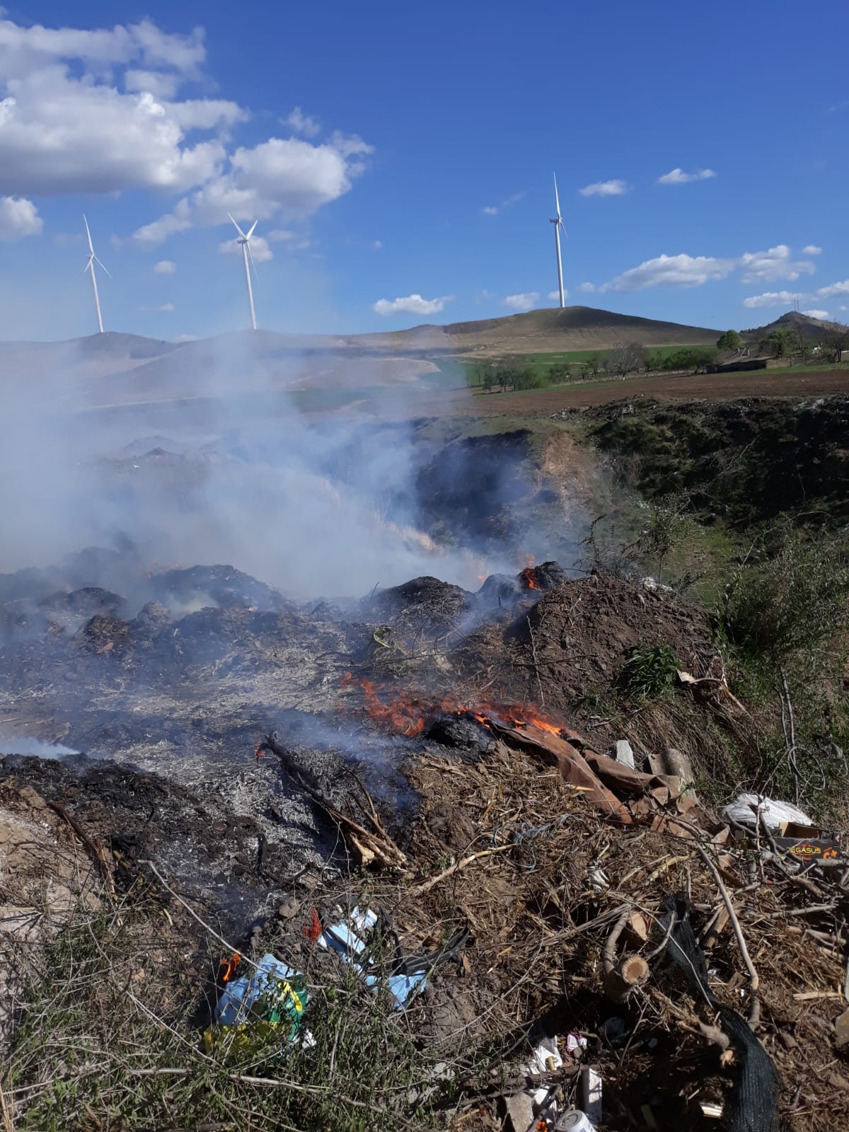 Incendiu în localitatea tulceană Cerna. Pericol de EXTINDERE la locuinţele din apropiere