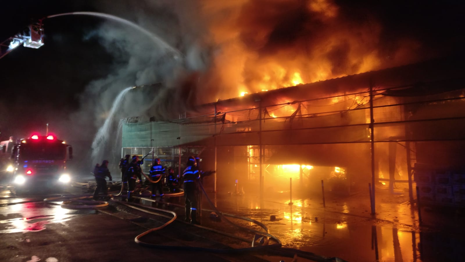 TULCEA: Incendiu de proporții în zona Depozitelor din oraș – FOTO/VIDEO